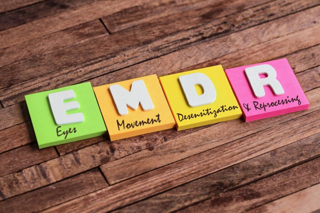 letters that spell "emdr" on pads of paper